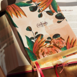 Biblia RVR1960 Centrada En Cristo, Floral Símil Piel: Biblia Devocional Para Mujeres - Imagen 4
