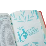 Biblia Devocional Mujer Verdadera Letra Grande RVR1960: Duotono Coral Cubierta de piel - Imagen 9