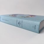Biblia RVR 1960 letra grande, manual, tapa dura con nombres de Dios, flores azul - Imagen 3