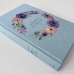 Biblia RVR 1960 letra grande, manual, tapa dura con nombres de Dios, flores azul - Imagen 4