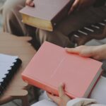 Biblia NBLA Ama a Dios Grandemente, Imitación Piel Oro Rosa - Imagen 10