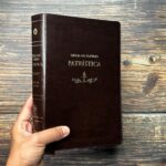 Biblia de Estudio Patrística RVR, Imitación Piel Marrón Con Índice - Imagen 7