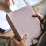 Biblia NBLA Ama a Dios Grandemente, Imitación Piel Oro Rosa - Imagen 9