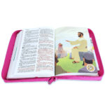 Biblia Interactiva Para Niñas Letra Grande Con Cierre Tela Rosa RVR 1960 - Imagen 5