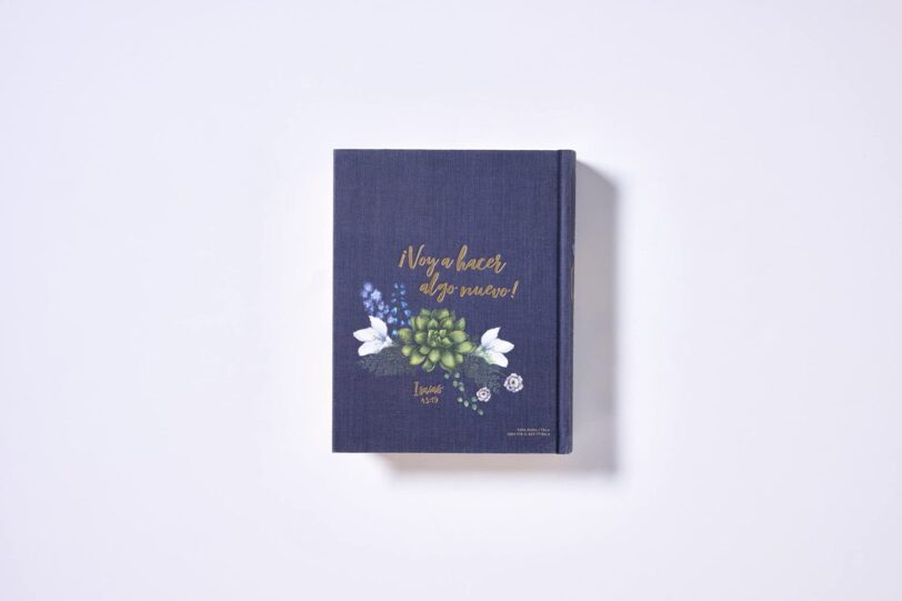 Biblia NVI Edición Artística Azul Marino Floreada - Imagen 4