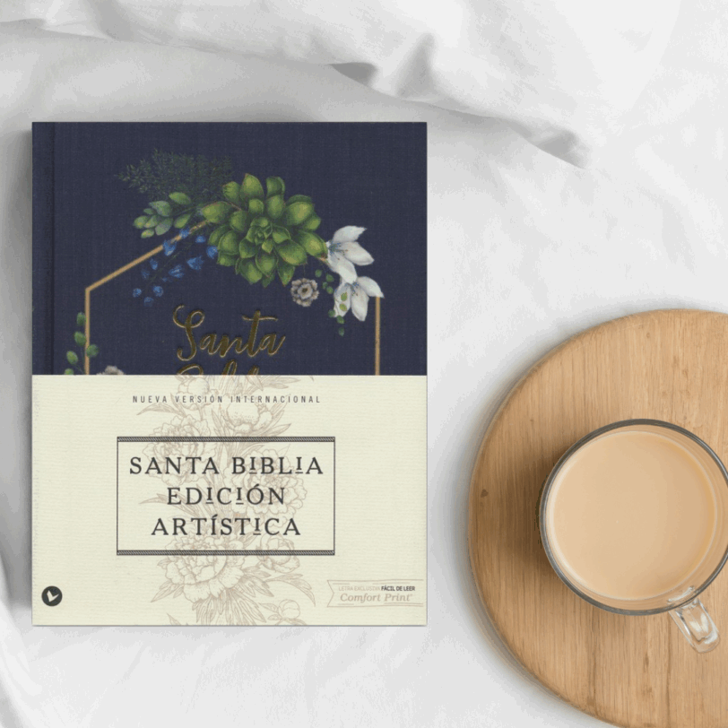 Biblia NVI Edición Artística Azul Marino Floreada - Imagen 5