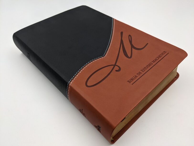 Biblia De Estudio MacArthur RVR60 Piel Negra Y Café - Imagen 6