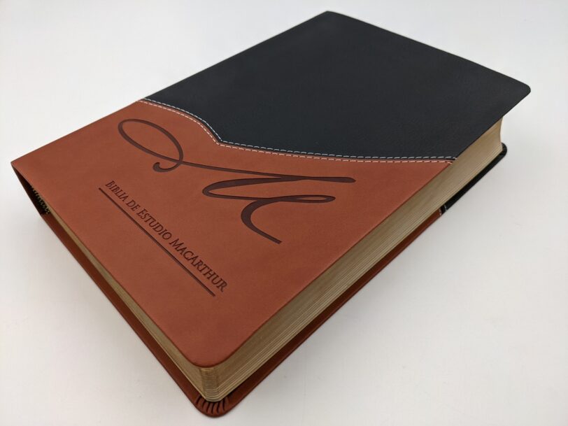 Biblia De Estudio MacArthur RVR60 Piel Negra Y Café - Imagen 5
