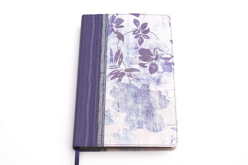 Biblia Reina Valera 1960 de Estudio para Mujeres. Tela impresa, azul floreado - Imagen 5