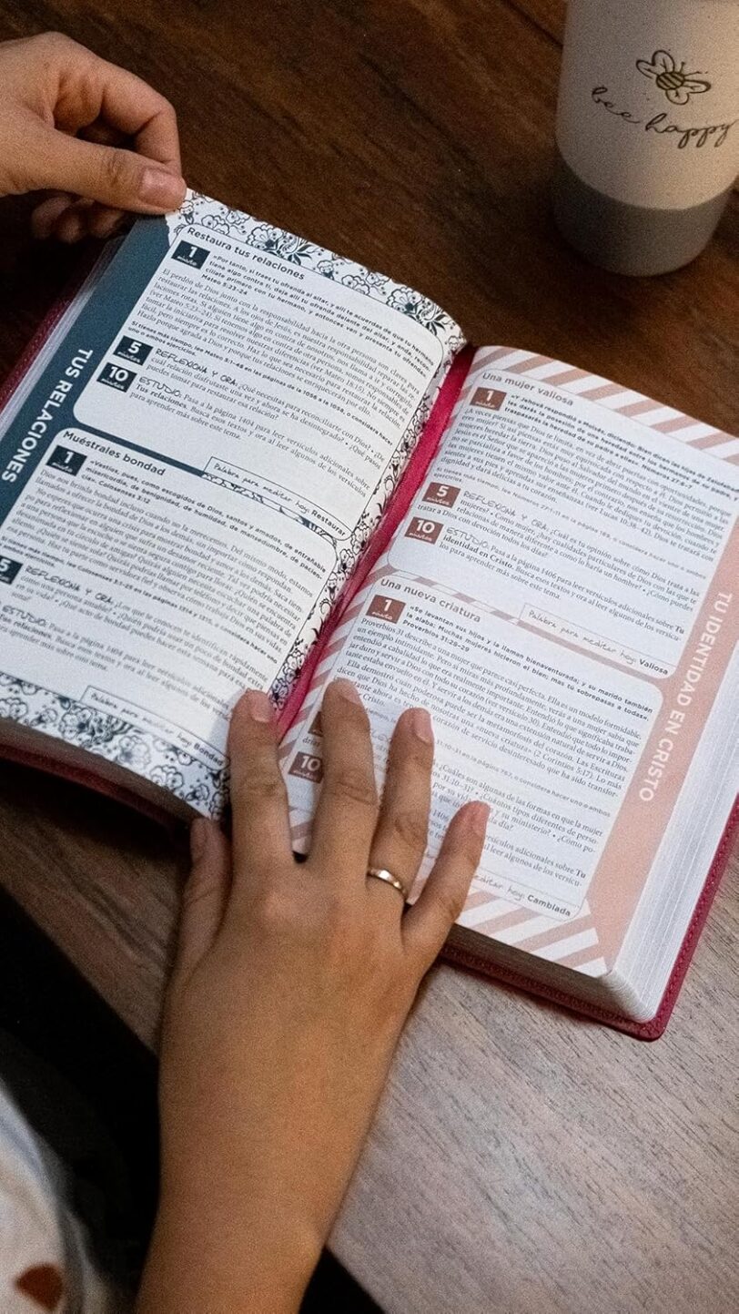Biblia Mamá Ocupada RVR1960, Leathersoft, Magenta, Palabras de Jesús en Rojo, Comfort Print: Inspiración diaria aun cuando solo tienes un minuto - Imagen 3