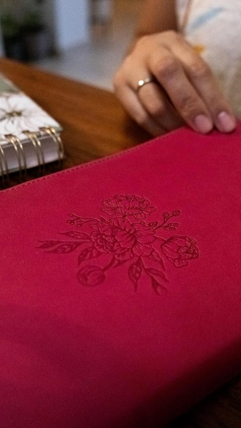 Biblia Mamá Ocupada RVR1960, Leathersoft, Magenta, Palabras de Jesús en Rojo, Comfort Print: Inspiración diaria aun cuando solo tienes un minuto - Imagen 5