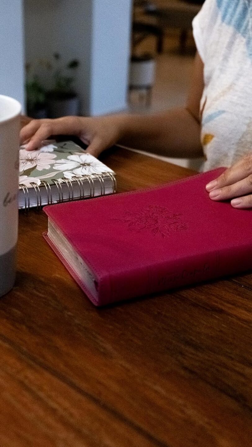 Biblia Mamá Ocupada RVR1960, Leathersoft, Magenta, Palabras de Jesús en Rojo, Comfort Print: Inspiración diaria aun cuando solo tienes un minuto - Imagen 2