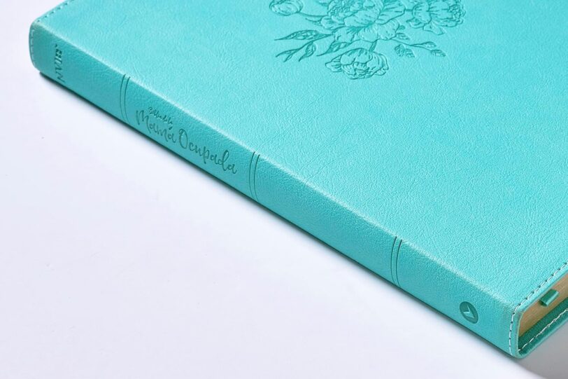 Biblia de la Mamá Ocupada NVI, Leathersoft, Turquesa, Palabras de Jesús en Rojo, Comfort Print: Inspiración diaria aun cuando solo tienes un minuto - Imagen 8