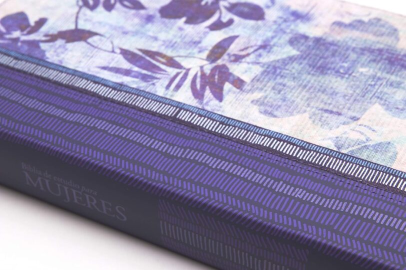 Biblia Reina Valera 1960 de Estudio para Mujeres. Tela impresa, azul floreado - Imagen 3