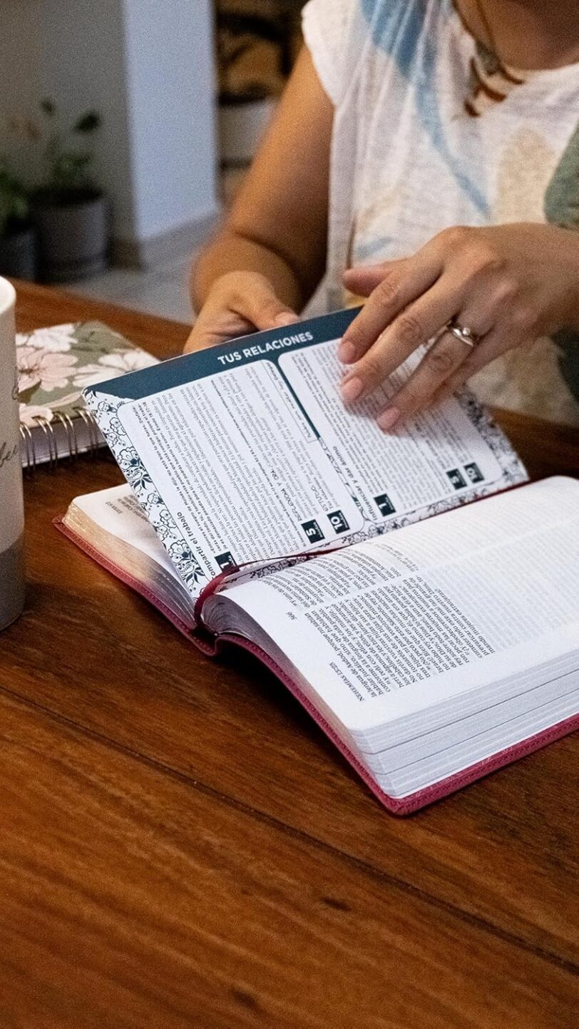 Biblia Mamá Ocupada RVR1960, Leathersoft, Magenta, Palabras de Jesús en Rojo, Comfort Print: Inspiración diaria aun cuando solo tienes un minuto - Imagen 4