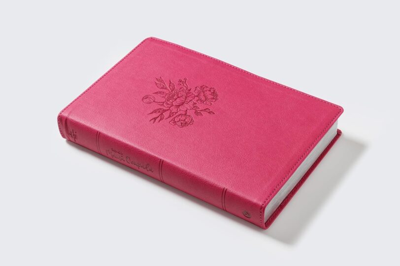 Biblia Mamá Ocupada RVR1960, Leathersoft, Magenta, Palabras de Jesús en Rojo, Comfort Print: Inspiración diaria aun cuando solo tienes un minuto - Imagen 11