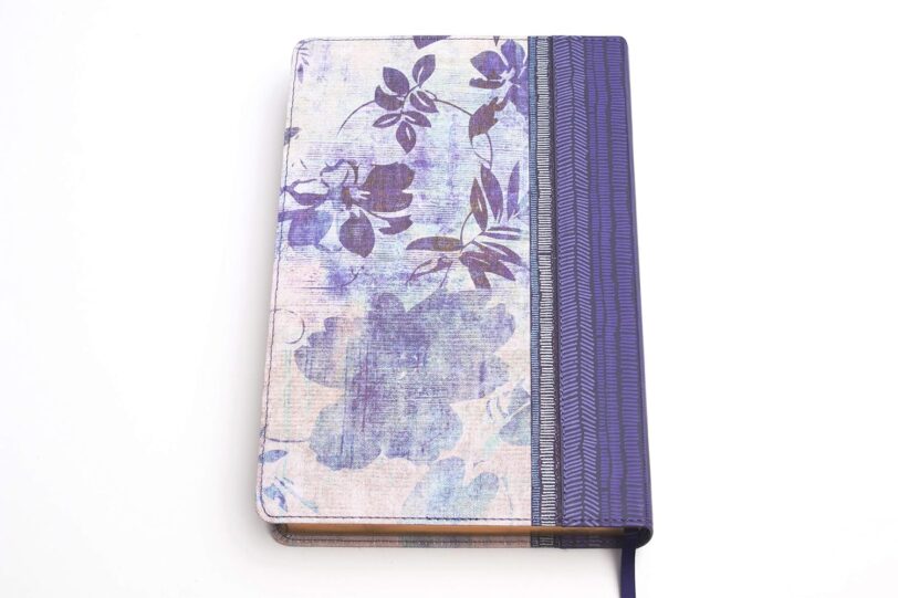 Biblia Reina Valera 1960 de Estudio para Mujeres. Tela impresa, azul floreado - Imagen 2