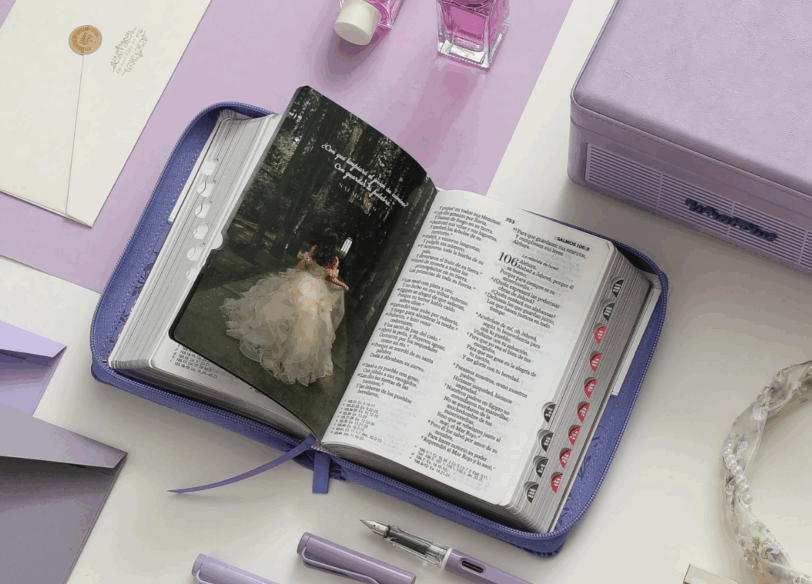 Biblia Quinceañera RVR1960 Lila Blanco Cierre E Índice - Imagen 6