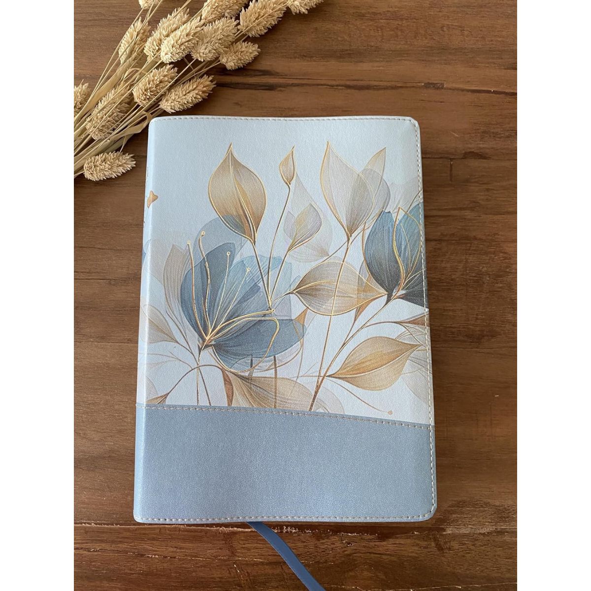 Biblia de la Mujer Conforme al Corazón de Dios RVR1960 Edición Pétalos Azul - Imagen 4