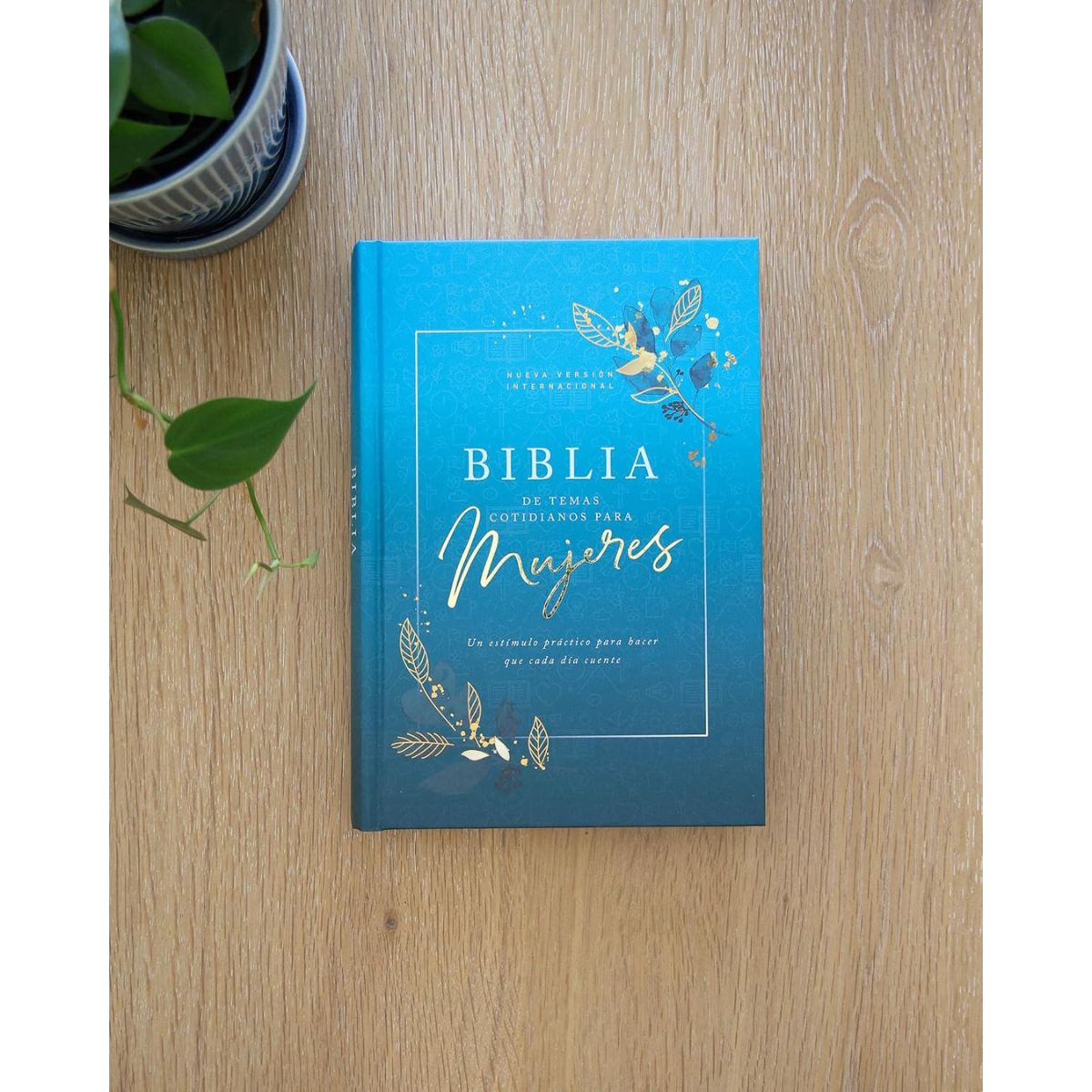 Biblia NVI Temas Cotidianos Para Mujeres Tapa Dura Turquesa - Imagen 2