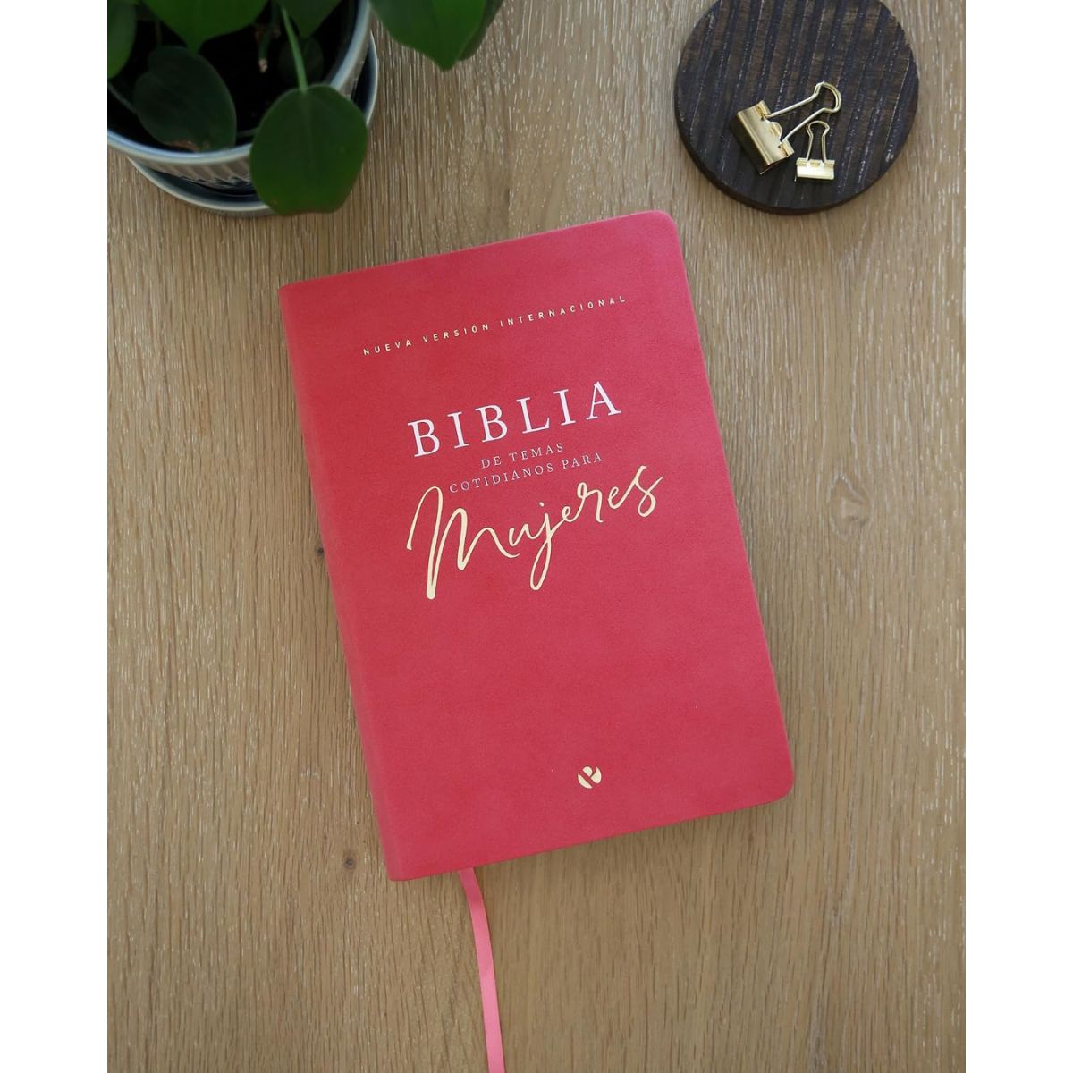 Biblia NVI Temas Cotidianos Para Mujeres, Piel especial, Rosa - Imagen 3