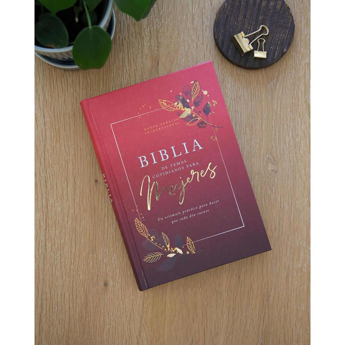 Biblia NVI Temas Cotidianos Para Mujeres Tapa Dura Rosa - Imagen 3