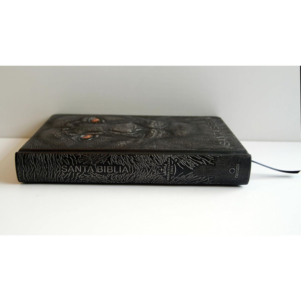 Biblia RVR1960 Letra grande León de Judá edición especial plata con índice y canto negro - Imagen 3