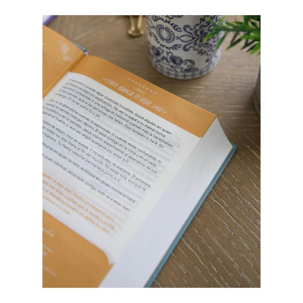 Biblia de Promesas Edición para Mujeres Jóvenes NTV - Imagen 4